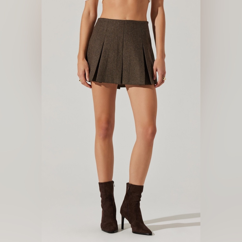 NEW ASTR THE LABEL Siarah Pleated Mini Skirt size M